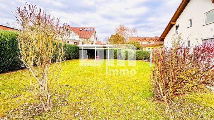 Schöne Dachgeschosswohnung mit umfangreicher Ausstattung, zwei Balkonen und Stellplatz - Gemeinschaftsgarten mit Unterstand